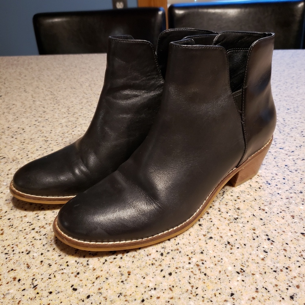 Cole Haan SZ 6.5 leather booties